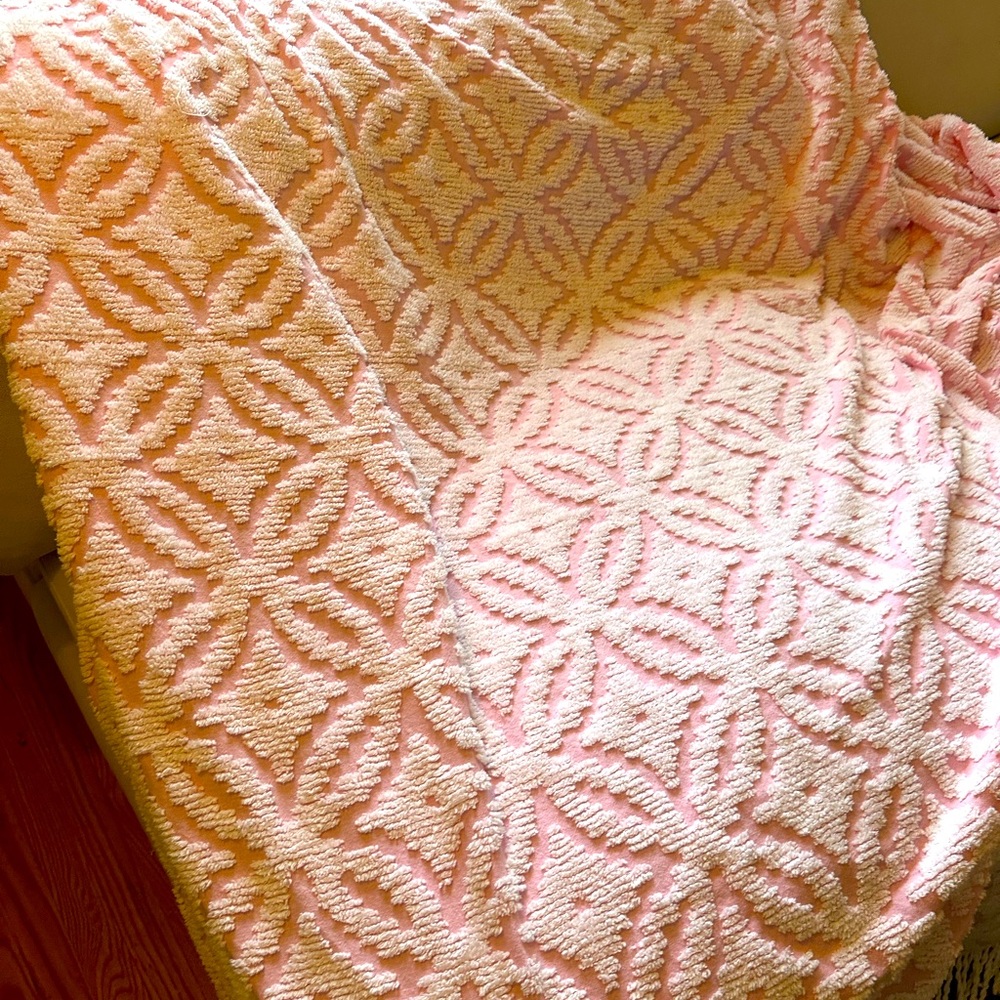 Twin(possible Queen) size coverlet/bedspread